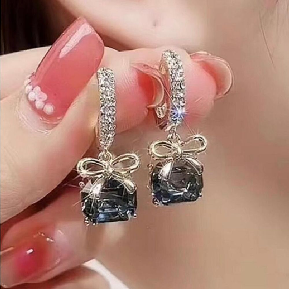 Absolutely gorgeous earrings with tiny gold bow design! New sterling silver